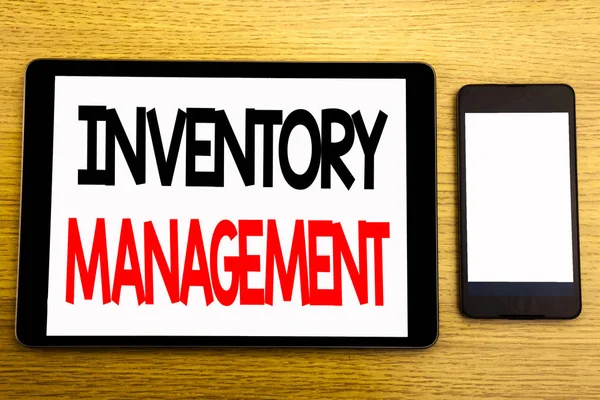 Stok Yönetimi gösterilen metin yazma. Stok tedarik yazılı tablet laptop, yapışkan not, kahve ve kalem ile ahşap arka plan için iş kavramı