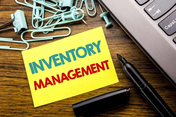 Stok Yönetimi gösteren el yazısı duyuru metin. Laptop klavye yanında ahşap arka plan yapışkan not kağıdına marker ile yazılı hisse senedi tedarik için iş kavramı