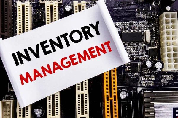 Word, envanter yönetimi yazma. Yapışkan Not, bilgisayarın ana kartı arka plan üzerinde stok tedarik yazılı için iş kavramı.