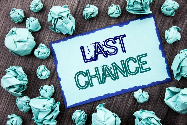 Conceptual hand writing text showing Last Chance. Concept meaning Announcement Alert Time or Deadline Ending written on Sticky note paper folded paper on the wooden background. — Stock Photo, Image