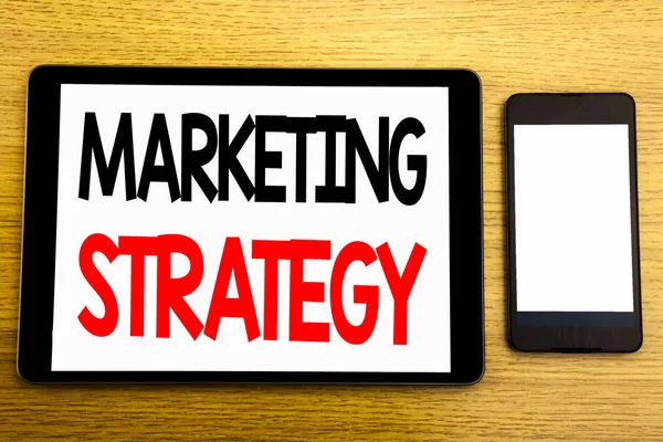Scrivere un testo che mostri la Strategia di Marketing. Business concept per il successo Piano Digitale Scritto su tablet portatile, sfondo in legno con note adesive, caffè e penna — Foto Stock