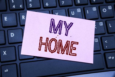 My Home gösteren el yazısı duyuru metin. İş kavramı ev Emlak yapışkan not kağıdına siyah klavye arka plan üzerinde yazılı aşk için.