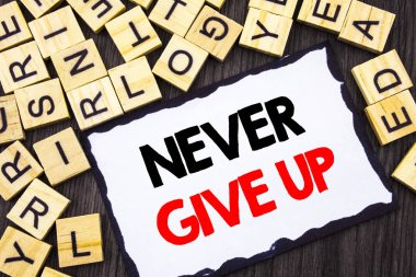Word, yazma, metin hiç Give Up. İş kavramı motivasyon alıntı için başarı başarı Skicky bir not kağıdına ahşap arka plan üzerinde yazılı Challenge.