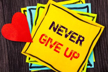 Hiç Give Up gösterilen metin yazma. Motivasyon alıntı için başarı başarı ahşap arka plan aşk kalp Stikcy bir not kağıdına yazılı meydan okuma anlam kavramı