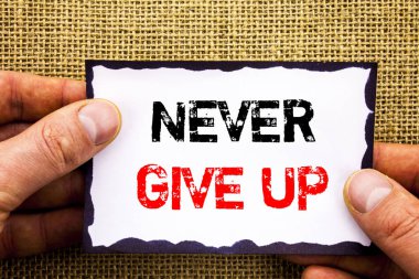 Hiç Give Up gösterilen metin yazma. Motivasyon alıntı için başarı başarı yapışkan not kağıdı tutan el parmak ile yazılı meydan okuma anlam kavramı.