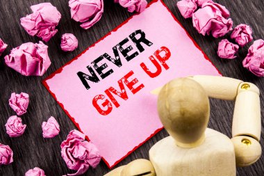 Kavramsal el hiç Give Up gösterilen metin. Motivasyon alıntı için başarı başarı yapışkan not Holding tarafından heykel üzerinde ahşap arka plan üzerinde yazılı meydan okuma anlam kavramı.