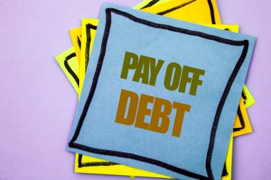 Borç ödeme Off gösterilen metin yazma. Uyarı mektubu için ödeme borçlu finansal kredi kredi yapışkan not kağıdı pembe arka plan üzerinde yazılı faturaları vitrine iş fotoğraf.