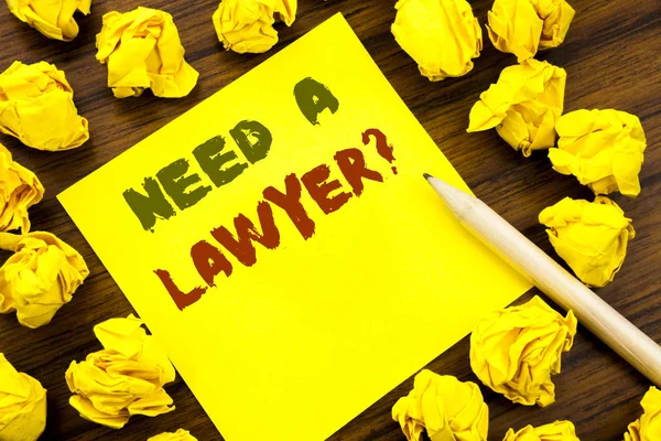 Word、必要な A 弁護士を書いてします。付箋紙の折り畳まれた黄色の紙の意味考えると木製の背景上擁護司法ヘルプ文書のビジネス コンセプト — ストック写真