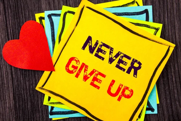 Writing text showing  Never Give Up. Concept meaning Motivation Quote For Success Achievement Challenge written on Stikcy Note Paper on the wood background Love Heart — Stock Photo, Image