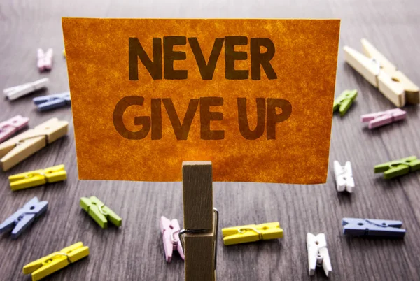 Segno di testo scritto a mano che mostra Never Give Up. Business concept for Motivation Quote For Success Achievement Challenge scritto su appiccicoso Nota sullo sfondo di legno . — Foto Stock