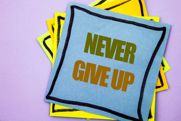 Написание текста, показывающего никогда не сдаваться. Цитата для конкурса "За достижения успеха", написанная на липкой бумаге на розовом фоне . — стоковое фото