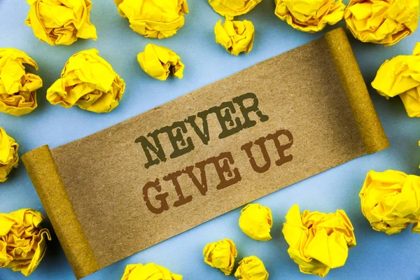 Woord, schrijven, tekst nooit Give Up. Businessconcept voor motivatie citeren voor succes bereiken uitdaging geschreven op scheur papier met gevouwen papier op de achtergrond. — Stockfoto