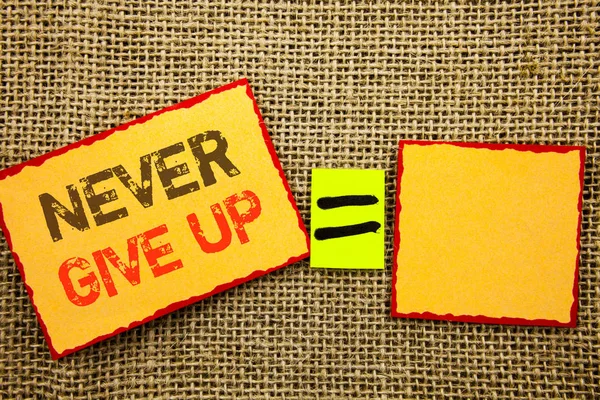 Palavra, escrita, texto Nunca Desista. Foto conceitual Motivation Quote For Success Achievement Challenge escrito em nota pegajosa Equação de papel para o seu próprio texto texturizado fundo — Fotografia de Stock