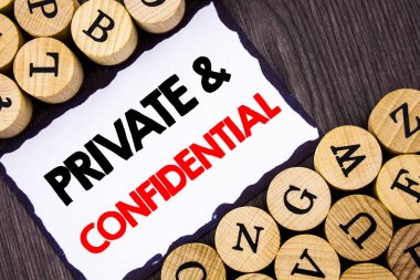 Özel ve gizli gösterilen metin işareti el yazısı. Güvenlik gizli duyarlı gizli harfler ile ahşap arka plan üzerinde beyaz yapışkan notu üzerinde yazılı bilgi için iş kavramı.