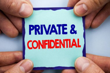 Özel ve gizli gösteren el yazısı duyuru metin. Güvenlik gizli duyarlı gizli parmak ile yapışkan not kağıdı tutan el yazılı bilgi vitrine iş fotoğraf.