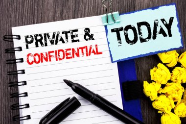 Özel ve gizli gösterilen metin yazma. Güvenlik gizli duyarlı gizli defter kitap Kağıt ahşap arka plan üzerinde bugün yazılı bilgi vitrine iş fotoğraf