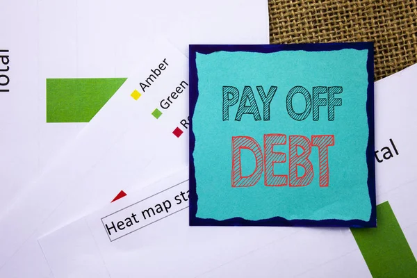 概念性写作文本显示还清债务。概念含义提醒支付欠的财务信用贷款票据写在粘滞纸上的纹理背景。热图状态 — 图库照片