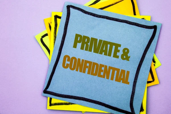 Scrivere un testo che mostri privato e confidenziale. Business photo showcase Sicurezza Segreto Sensibile Classificato Informazioni scritte su carta nota appiccicosa sullo sfondo rosa . — Foto Stock