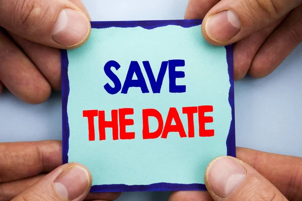 Handschrift aankondiging tekst weergegeven: Save The Date. Zakelijke foto presentatie van bruiloft verjaardag uitnodiging herinnering geschreven op kleverige nota papier Holding Hand met vinger. — Stockfoto