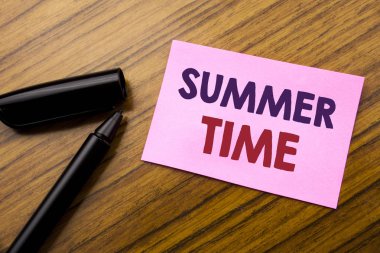 Word, yaz saati yazma. İş kavramı tatil seyahat hoş geldiniz yazılı yapışkan not kırmızı kağıt, kalem ile ahşap arka plan için. Not çubuk masanın üzerinde.