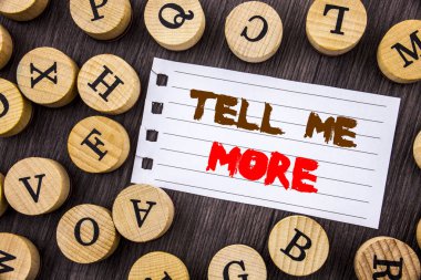 Word, yazma, metin diğer Tell Me. Kavramsal fotoğraf tavsiye rehberlik merak içinde gözyaşı notobook Kağıt ahşap arka planda harflerle yazılı koçluk.