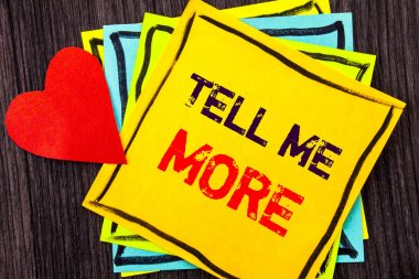 Söyle bana daha gösterilen metin yazma. Tavsiye rehberlik merak içinde ahşap arka plan aşk kalp Stikcy bir not kağıdına yazılı koçluk anlam kavramı