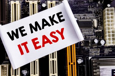 Word, biz yapmak bu kolay yazma. Yapışkan Not, bilgisayarın ana kartı arka plan üzerinde yardım kalite yazılı çözüm için iş kavramı.