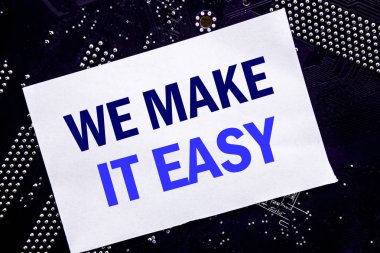 Biz yapmak bu kolay gösteren el yazısı metin. Yapışkan Not, bilgisayarın ana kartı arka plan üzerinde yardım kalite yazılı çözüm için iş kavramı.