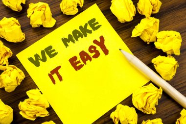 Word, biz yapmak bu kolay yazma. Yapışkan Not kağıt üzerinde yazılı yardım kalitesi çözüm, katlanmış sarı kağıt anlam düşünce ile ahşap arka plan için iş kavramı