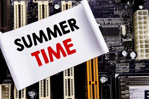 Parola, scrivere Summer Time. Business concept per vacanze di benvenuto Scritto su nota adesiva, sfondo del tabellone principale del computer . — Foto Stock