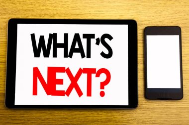 Bir sonraki soru ne gösterilen metin yazma. Sonraki gelecek planı vizyon ilerleme hedefi rehberlik yazılı tablet laptop, yapışkan not, kahve ve kalem ile ahşap arka plan için iş kavramı