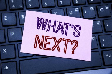 Bir sonraki soru ne gösteren el yazısı duyuru metin. İş kavramı sonraki gelecek planı vizyon ilerleme hedefi yapışkan not kağıdına siyah klavye arka plan üzerinde yazılı rehberlik için.