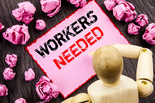 必要な労働者を示す概念手テキスト。概念の意味検索のキャリア リソース社員失業問題付箋メモを保持によって彫刻の木製の背景に書かれました。. — ストック写真
