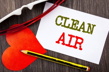 Temiz hava gösteren el yazısı metin. İş kavramı küresel çevre sağlığı için sanayi aşk kalp ahşap zemin üzerine kalem ile yapışkan not kağıdına yazılı kirliliği için