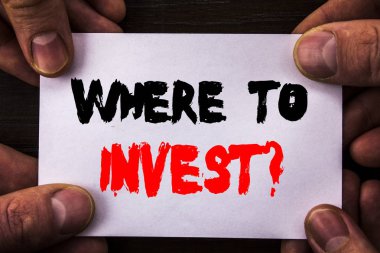 Kavramsal el nereye yatırım soru için gösterilen metin yazma. Mali gelir yatırım planı tavsiye yapışkan not kağıdı tutan el parmak ile yazılı servet anlam kavramı.