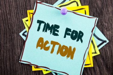 Word, yazma, metin zaman için eylem. İş kavramı için başarı hedefi yerine getirilmesi üzerinde ahşap arka plan mavi yapışkan not kağıdına yazılı son tarih.