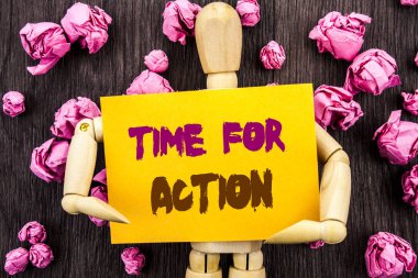 Word, yazma, metin zaman için eylem. Kavramsal fotoğraf başarı hedefi yerine getirilmesi yapışkan not Holding tarafından heykel üzerinde ahşap arka plan üzerinde yazılı son tarih.