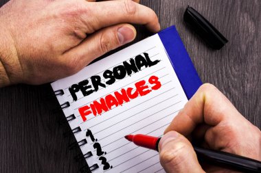 Kişisel mali gösterilen metin işareti el yazısı. Kavramsal fotoğraf Finans Finansal yatırım planı için başarı defter kitap adam yazılı kalem tutan ahşap arka plan üzerinde yazılı servet.