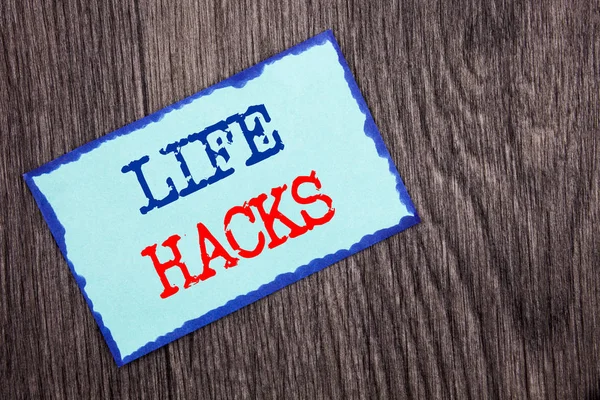 Escribir texto mostrando Life Hacks. Foto de negocios mostrando solución Hacking Hack Truco para ayudar a la eficiencia escrita en azul pegajoso papel de la nota en el fondo de madera . —  Fotos de Stock