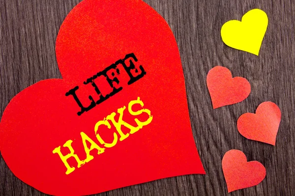 Χειρόγραφο κείμενο ανακοίνωσης δείχνει ζωή αμυχές. Έννοια, έννοια λύσης Hacking Hack τέχνασμα να βοηθήσει αποδοτικότητα γραμμένο στην καρδιά αγάπη στο φόντο ξύλινη. — Φωτογραφία Αρχείου