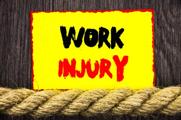 Χειρόγραφη πινακίδα κείμενο που δείχνει εργασίας ζημία. Εννοιολογική φωτογραφία κακή ατύχημα ως έκτακτης ανάγκης προστασία σώματος γραμμένο σε κολλώδη σημείωση επόμενο το σχοινί, στο ξύλινο πλαίσιο. — Φωτογραφία Αρχείου