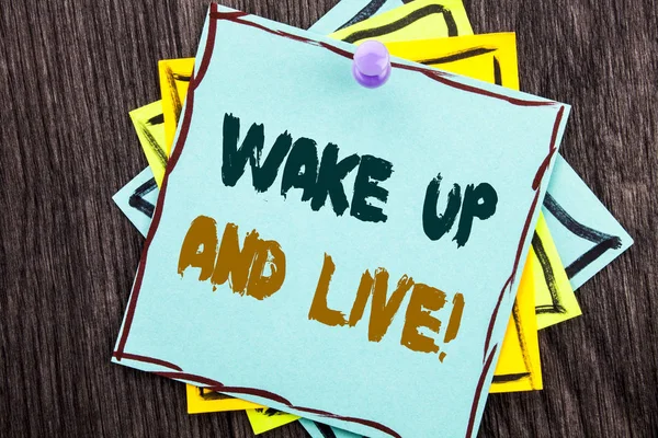 Λέξη, γραφή, κείμενο Wake Up και ζωντανά. Επιχειρηματική ιδέα για παρακινητικές επιτυχία όνειρο Live ζωή πρόκληση που γράφτηκε σε μπλε χαρτί κολλώδη σημείωση στο φόντο ξύλινη. — Φωτογραφία Αρχείου