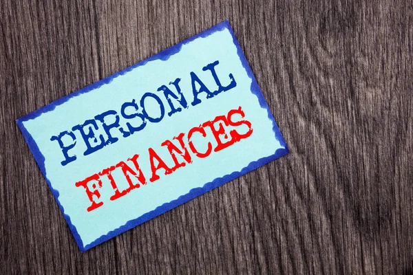 Schreiben von Texten, die persönliche Finanzen zeigen. Business-Foto präsentiert Finanz-Finanzinvestitionsplan für Erfolg Reichtum auf blauem Klebepapier auf dem hölzernen Hintergrund geschrieben. — Stockfoto