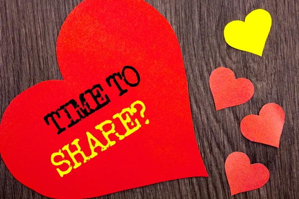 Testo del bando di scrittura che mostra il tempo di condividere la domanda. Concetto significato La tua storia Condivisione Feedback Suggerimento Informazioni scritte su Heart Love sullo sfondo di legno . — Foto Stock