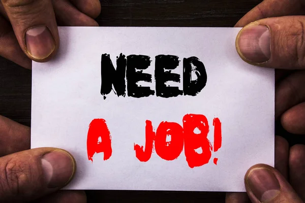 Texto conceitual escrito à mão mostrando Need A Job. Conceito que significa desemprego Trabalhador sem emprego Procurar por carreira escrito em papel nota pegajosa Segurando a mão com o dedo . — Fotografia de Stock