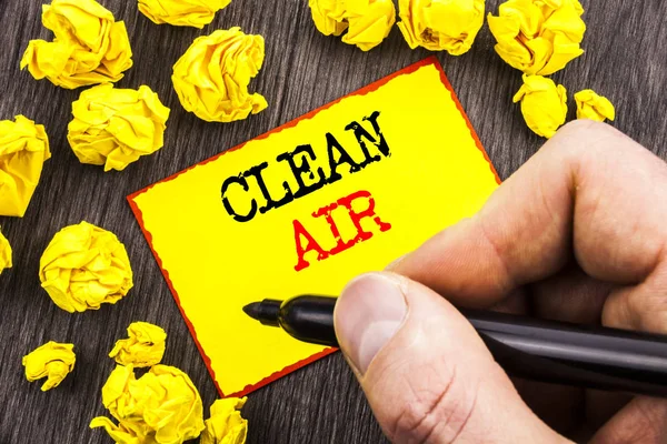 Wort, Schrift, Text saubere Luft. Geschäftskonzept für globale Umweltgesundheit zur Bekämpfung der Umweltverschmutzung in der Industrie geschrieben von einem Mann, der einen Marker auf klebrigem Papier hält. — Stockfoto