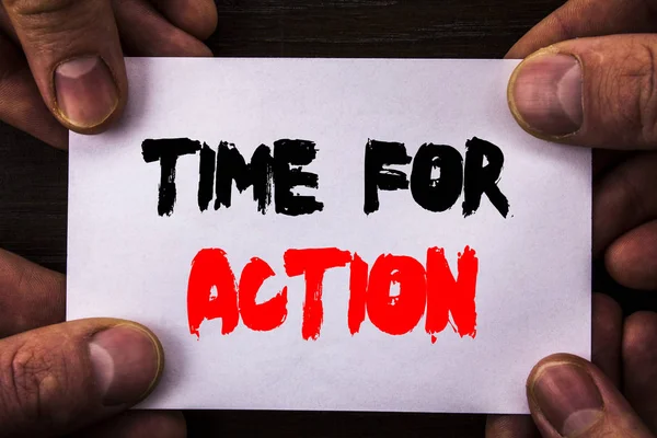 Testo scritto a mano concettuale che mostra Time For Action. Concetto che significa Successo Obiettivo Soddisfazione Scadenza scritta su Appiccicoso Note Paper Holding Hand with Finger . — Foto Stock