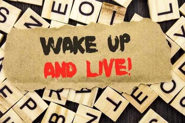 Texto de anuncio de escritura a mano que muestra Wake Up And Live. Concepto significado Éxito motivacional Sueño Vida en vivo Desafío escrito en papel lacrimógeno nota sobre la letra y el fondo de madera . — Foto de Stock