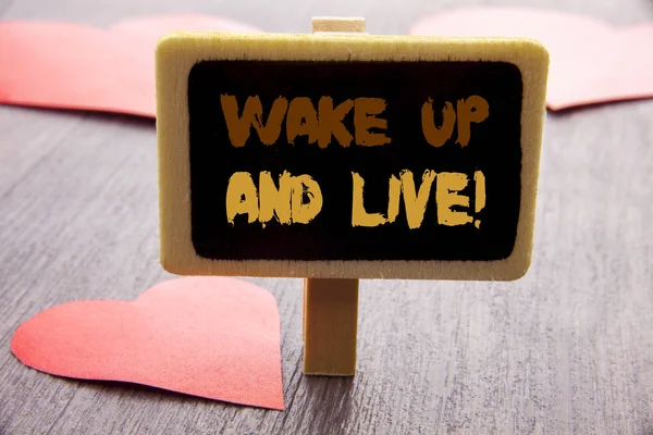 Texto de escritura que muestra Wake Up And Live. Foto de negocios mostrando el éxito motivacional Dream Live Life Challenge escrito en pizarra sobre el fondo de madera con amor Heart . — Foto de Stock