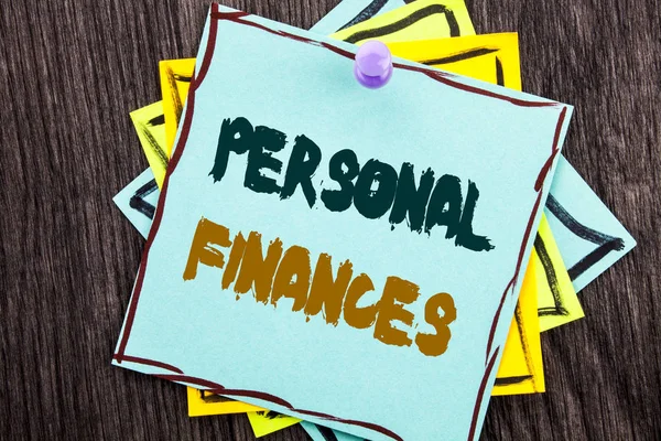 Wort, Schrift, Text persönliche Finanzen. Geschäftskonzept zur Finanzierung finanzieller Investitionsplan für Erfolg Vermögen auf blauem Klebepapier auf dem hölzernen Hintergrund geschrieben. — Stockfoto